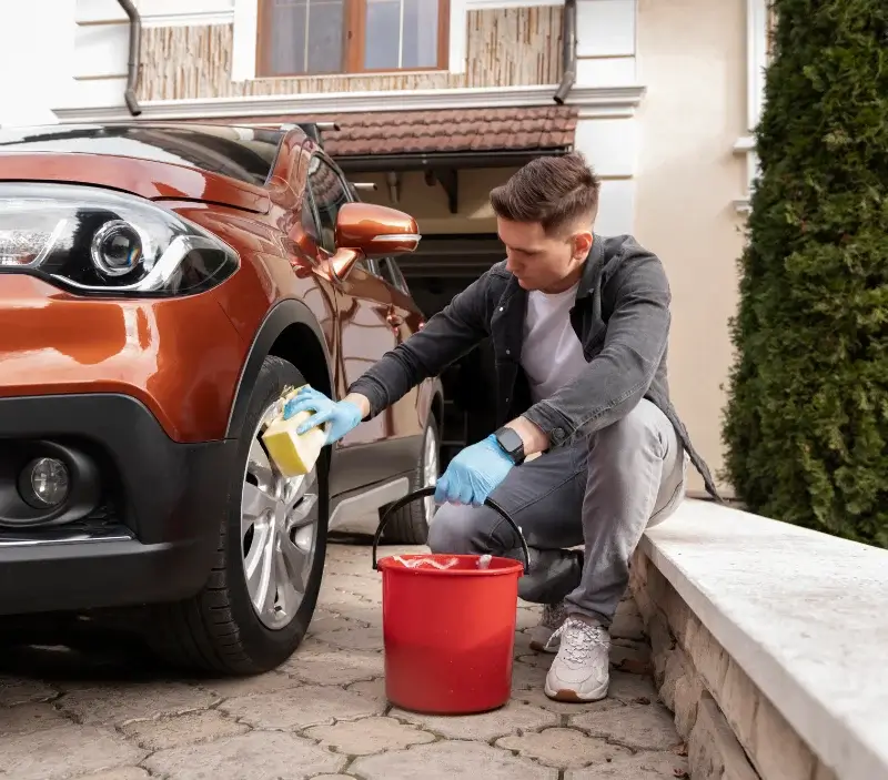 Lavage auto à domicile Le Tréport : professionnel intervenant sur un véhicule